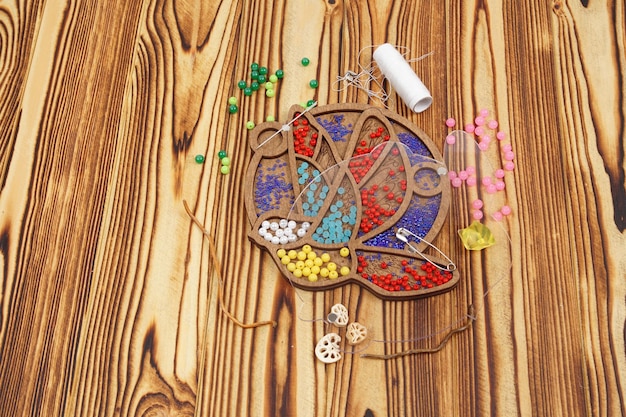 Наборы для вышивки разложены на столе